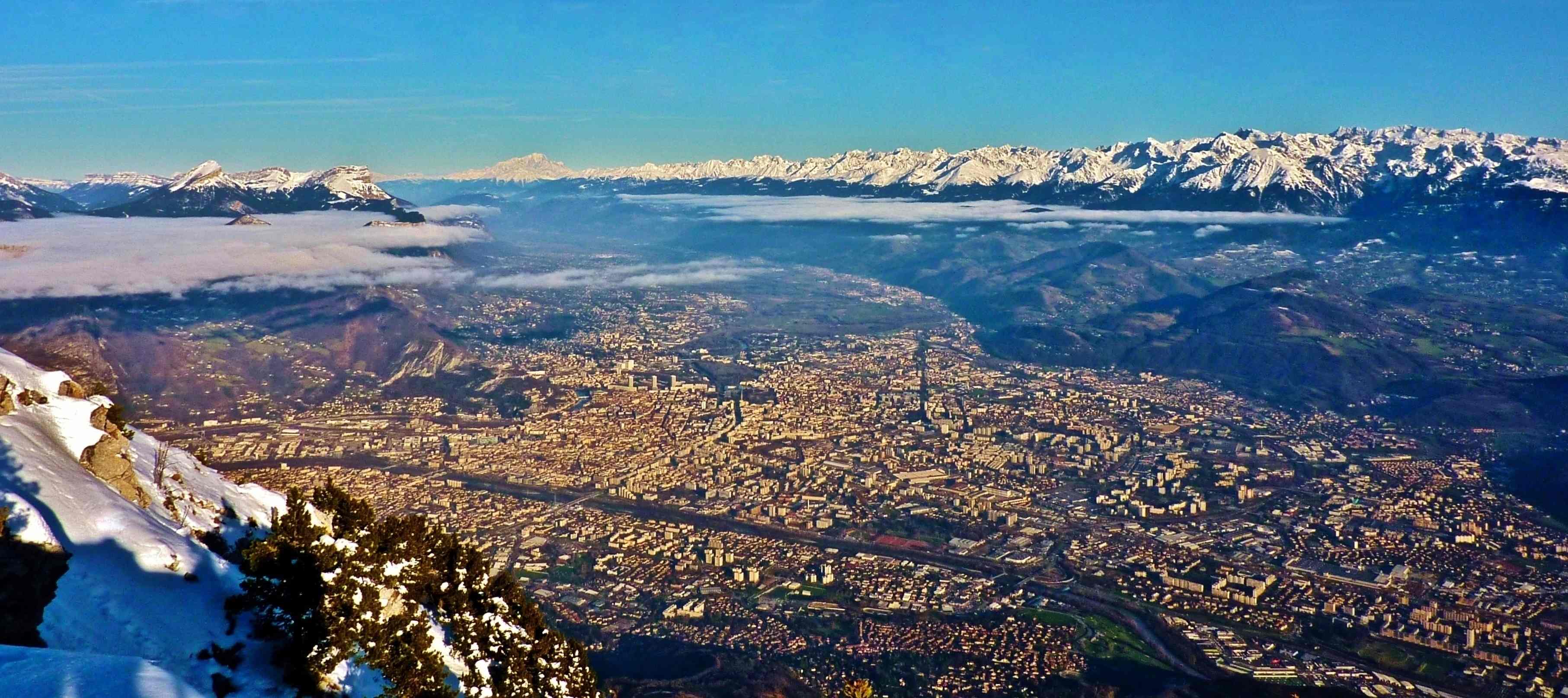 Vue sur l'agglomération Grenobloise depuis le sommet du Moucherotte (1901 m). Vue sur les massifs de Chartreuse, du Mont Blanc, de Belledonne et des Grandes Rousses.